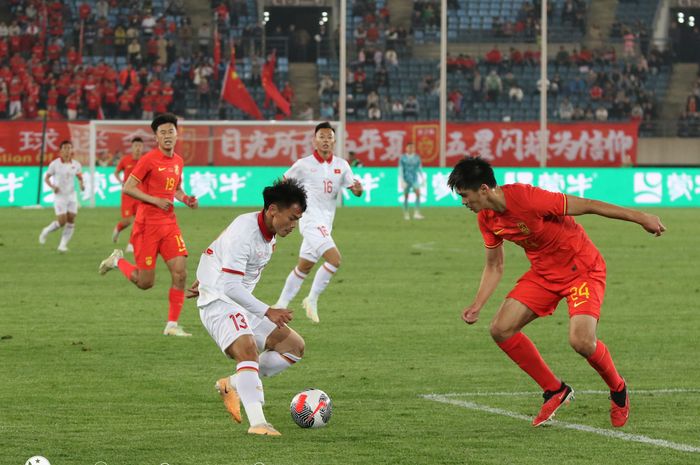 Timnas Vietnam (putih) kalah 0-2 menghadapi tuan rumah China dalam laga persahabatan FIFA Matchday Oktober 2023.