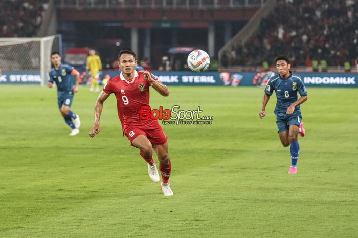 Dimas Drajad (kiri) dipastikan absen bela timnas Indonesia lawan Filipina di Kualifikasi Piala Dunia 2026.