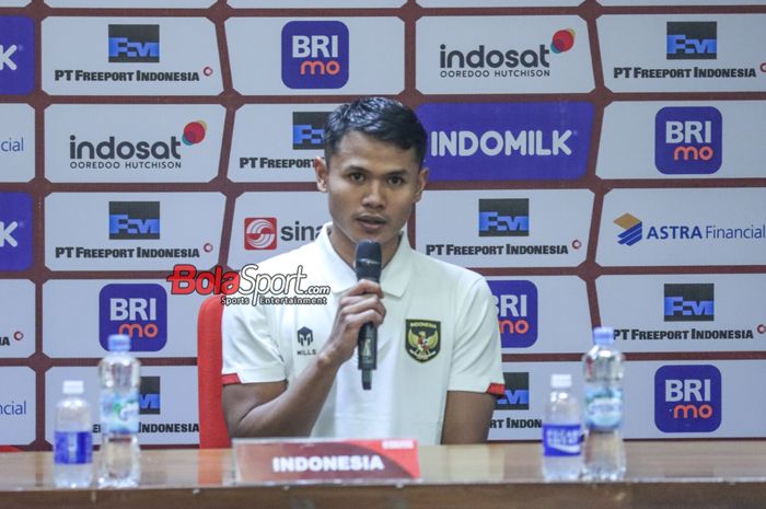 Penyerang timnas Indonesia, Dimas Drajad, sedang memberikan keterangan kepada awak media di Media Center Stadion Utama Gelora Bung Karno, Senayan, Jakarta, Kamis (12/10/2023).