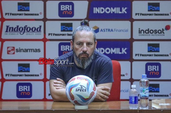 Pelatih timnas Brunei Darussalam, Mario Rivera, saat hadir dalam sesi jumpa pers di Media Center Stadion Utama Gelora Bung Karno, Senayan, Jakarta, Kamis (12/10/2023).