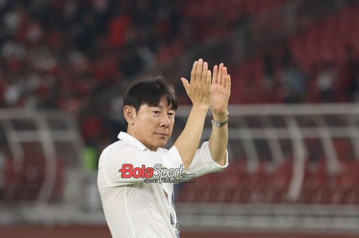 Pelatih timnas Indonesia, Shin Tae-yong, sedang melambaikan tangan kepada fans di Stadion Utama Gelora Bung Karno, Senayan, Jakarta, Kamis (12/10/2023).