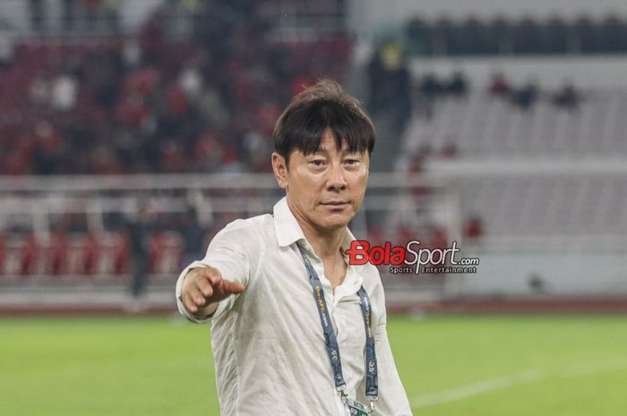 Pelatih timnas Indonesia, Shin Tae-yong, sedang melambaikan tangan kepada fans di Stadion Utama Gelora Bung Karno, Senayan, Jakarta, Kamis (12/10/2023).