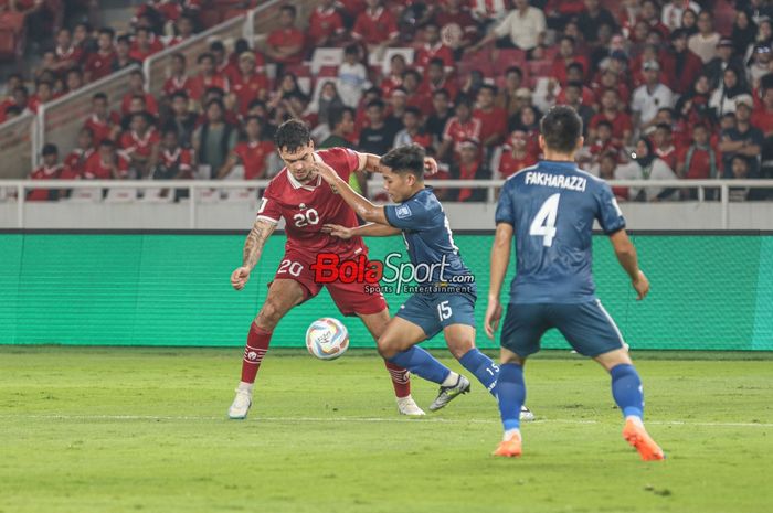 Shayne Pattynama (kiri) sedang menguasai bola saat bertanding dalam laga Kualifikasi Piala Dunia 2026 antara timnas Indonesia versus timnas Brunei Darussalam di Stadion Utama Gelora Bung Karno, Senayan, Jakarta, Kamis (12/10/2023).