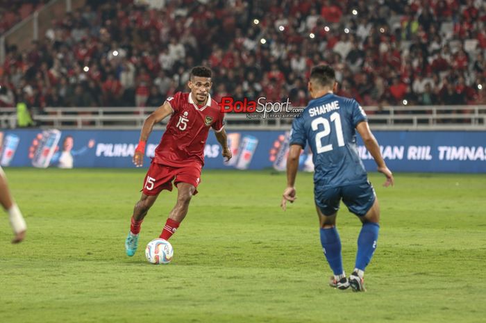 Ricky Kambuaya (kiri) sedang menguasai bola saat bertanding dalam laga Kualifikasi Piala Dunia 2026 antara timnas Indonesia versus timnas Brunei Darussalam di Stadion Utama Gelora Bung Karno, Senayan, Jakarta, Kamis (12/10/2023).