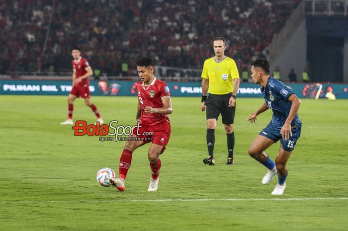 Dimas Drajad (kiri) sedang menguasai bola dalam laga Kualifikasi Piala Dunia 2026 antara timnas Indonesia versus timnas Brunei Darussalam di Stadion Utama Gelora Bung Karno, Senayan, Jakarta, Kamis (12/10/2023).