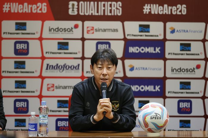 Pelatih timnas Indonesia, Shin Tae-yong, memberikan keterangan saat konferensi pers jelang lawan Brunei Darussalam di Kualifikasi Piala Dunia 2026 Zona Asia.
