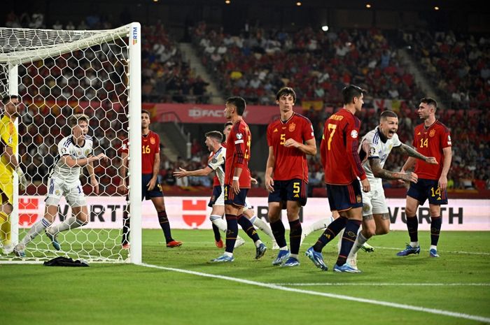 Gelandang timnas Skotlandia, Scott Mctominay (putih depan), merayakan gol yang dianulir pada laga Kualifikasi Piala Eropa 2024 di Estadio de la Cartuja, Kamis (12/10/2023).