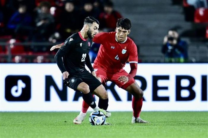 Pemain Bali United, Elias Dolah, saat membela Timnas Thailand menghadapi Timnas Georgia di laga uji coba FIFA Matchday.