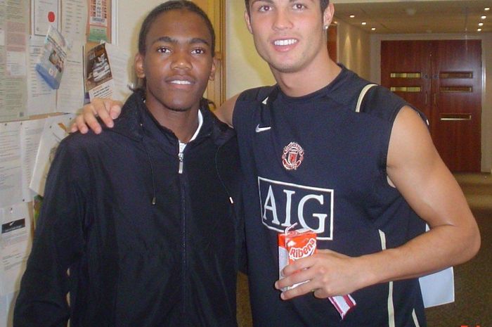 Pemain RANS Nusantara FC, Evandro Brandao saat berfoto dengan bintang Manchester United era 2003-2009 dan 2021-2022, Cristiano Ronaldo