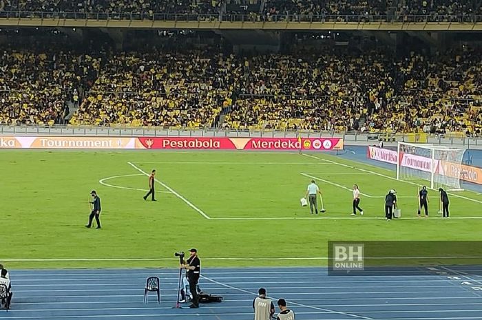 Para staf Malaysia Stadium Corporation (PSM) bekerja keras memperbaiki rumput lapangan Stadion Nasional Bukit Jalil yang rusak parah.