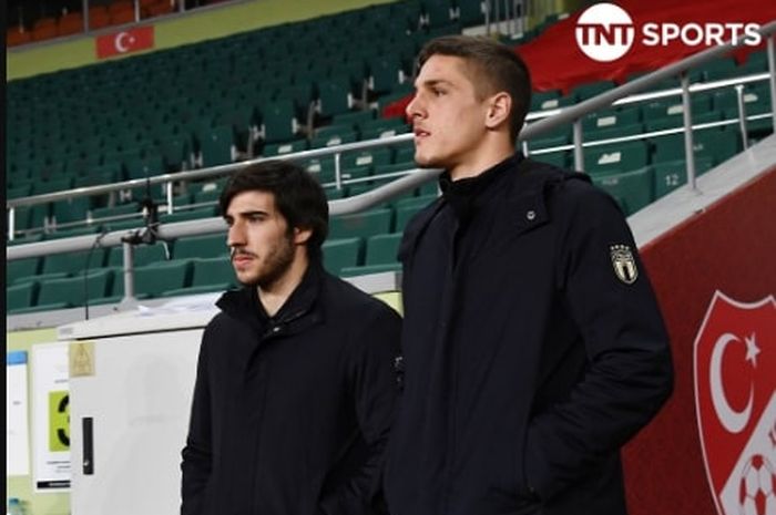 Dua pemain timnas Italia, Sandro Tonali (kiri) dan Nicolo Zaniolo, diperiksa polisi soal dugaan keterlibatan dalam skandal judi ilegal yang menjerat para pemain Liga Italia.