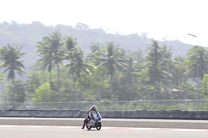 Aksi pembalap Indonesia, Mario Suryo Aji, pada hari pertama Moto3 Indonesia 2023 di Sirkuit Mandalika, Jumat (13/10/2023)