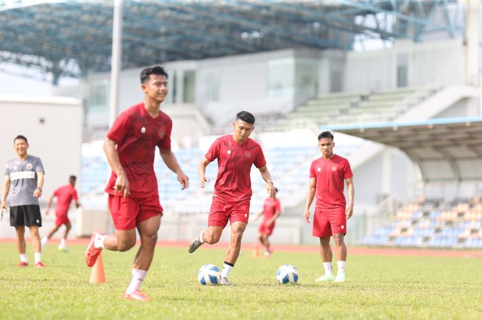 Pemain timnas Indonesia saat menjalani sesi latihan di Stadion Padang dan Belapan, Kompleks Olahraga Bandar Seri Begawan, Sabtu (14/10/2023).