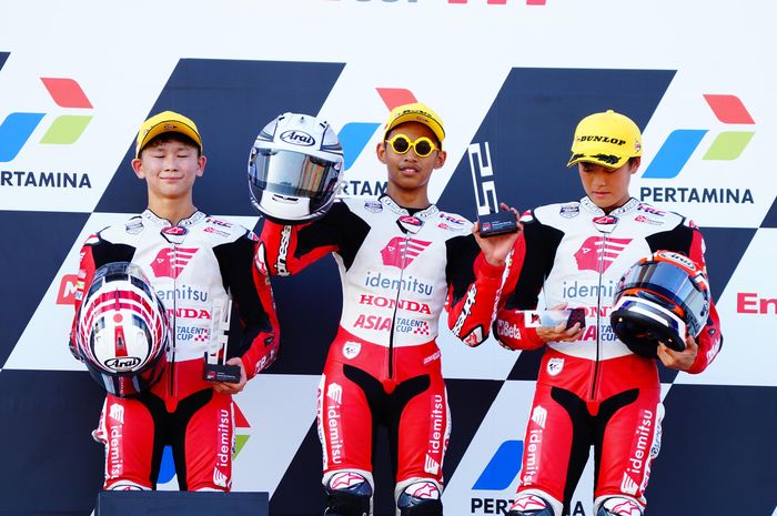 Pembalap Indonesia, Veda Ega Pratama (tengah), merayakan kemenangan pada race 1 Asian Talent Cup di Sirkuit Mandalika, Lombok, Nusa Tenggara Barat, 14 Oktober 2023.