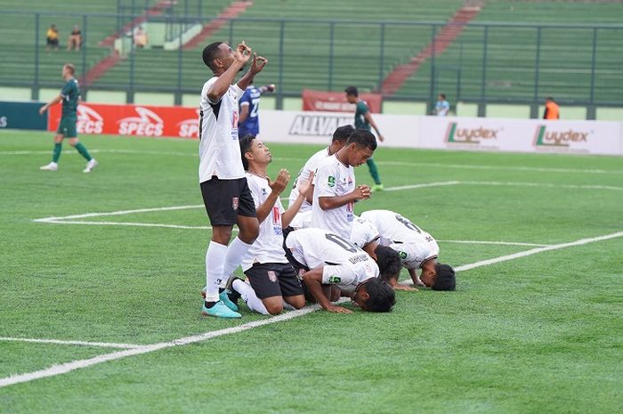 Pemain-pemain Malut United FC bersujud syukur setelah mencetak gol dalam laga Liga 2 melawan Persikab, Jumat (13/10/2023) di Stadion Siliwangi, Bandung.