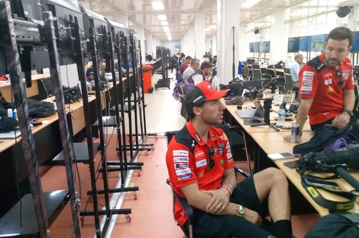 Pembalap Ducati, Enea Bastianini sedang berada di media center MotoGP Indonesia 2023, Jumat (13/10/2023)