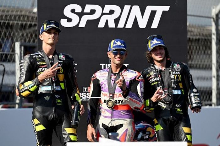 Dari kiri ke kanan, Luca Marini (Mooney VR46), Jorge Martin (Prima Pramac), dan Marco Bezzecchi (Mooney VR46) di podium sprint race MotoGP Indonesia 2023 di Sirkuit Mandalika, Lombok, NTB, Sabtu (15/10/2023).