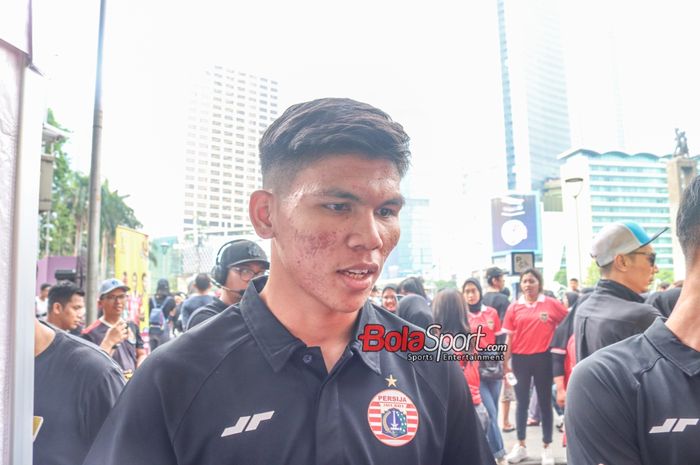 Kiper Persija Jakarta, Cahya Supriadi, sedang memberikan keterangan kepada awak media di Bunderan HI, Tanah Abang, Jakarta, Minggu (15/10/2023).