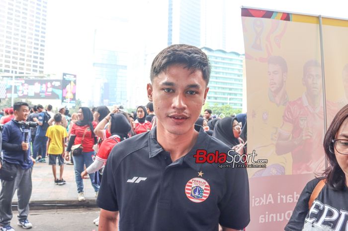 Pemain Persija Jakarta, Alfriyanto Nico, sedang memberikan keterangan kepada awak media di Bunderan HI, Tanah Abang, Jakarta, Minggu (15/10/2023).