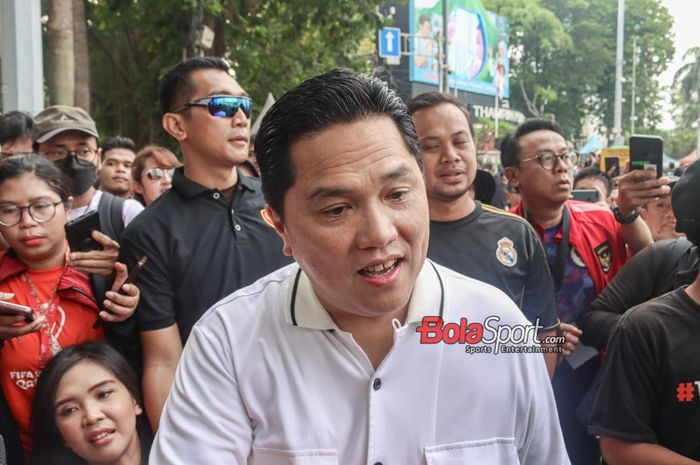 Ketua Umum PSSI, Erick Thohir, sedang memberikan keterangan kepada awak media di Bunderan HI, Tanah Abang, Jakarta, Minggu (15/10/2023).