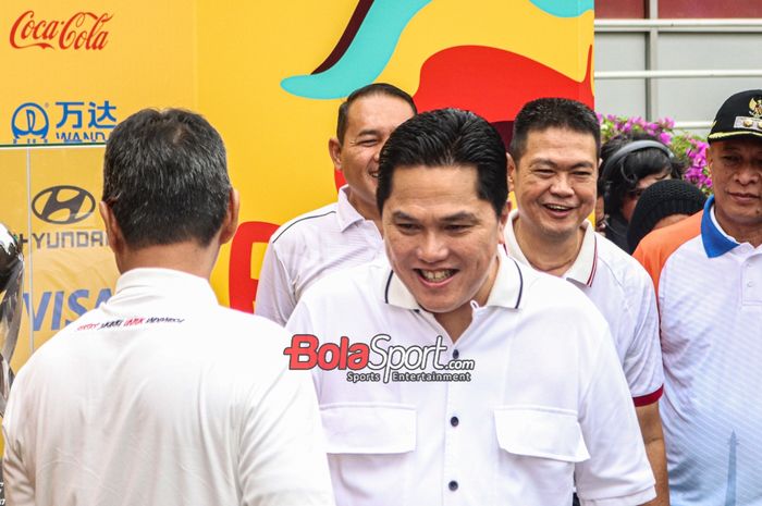 Ketua Umum PSSI, Erick Thohir (kanan), saat hadir dalam acara tour thropy Piala Dunia U-17 (trofi Piala Dunia U-17) di Bunderan HI, Tanah Abang, Jakarta, Minggu (15/10/2023).