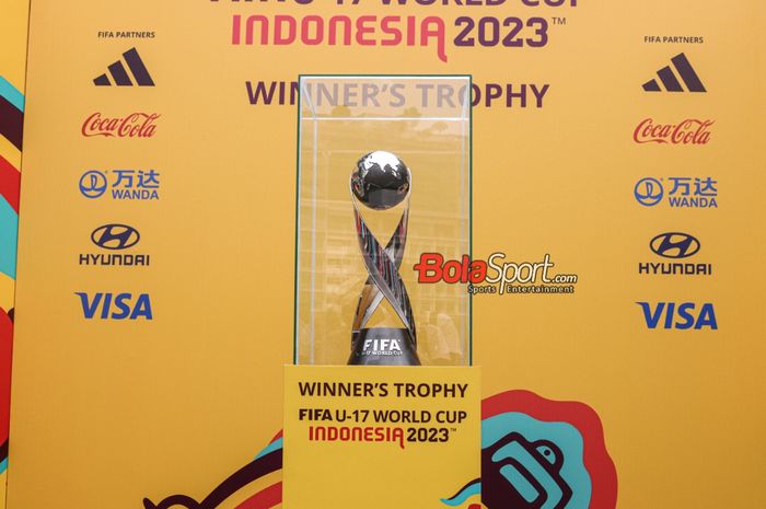 Thropy Piala Dunia U-17 (trofi Piala Dunia U-17) dipajang di Bunderan HI, Tanah Abang, Jakarta, Minggu (15/10/2023).