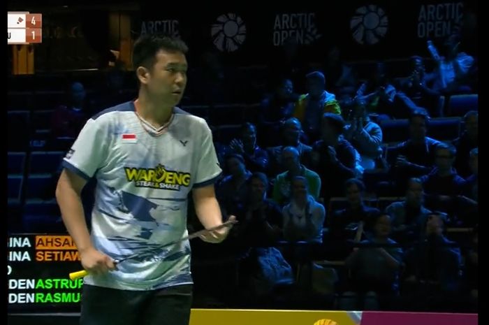 Pebulu tangkis ganda putra Indonesia, Hendra Setiawan saat tampil bersama Mohammad Ahsa di semifinal Arctic Open 2023 di Energia Arena, Vantaa, Finlandia, Sabtu (14/10/2023)