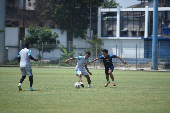 Pemain Persib Bandung saat menggelar sesi gim internal di Stadion Persib, Sabtu 14 Oktober 2023.