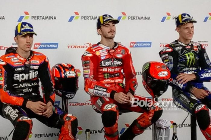 (Ki-ka) Maverick Vinales dari Aprilia Racing, Francesco Bagnaia dari Ducati Lenovo, dan Fabio Quartararo dari Monster Energy Yamaha saat konferensi pers setelah balapan MotoGP Indonesia di Sirkuit Mandalika, Lombok, Nusa Tenggara Barat, 15 Oktober 2023.