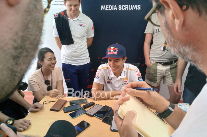 Pembalap Repsol Honda, Marc Marquez saat menjalani sesi wawancara di media scrums MotoGP Indonesia 2023, Sabtu (14/10/2023)