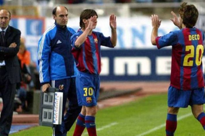 Momen Lionel Messi menggantikan Deco dalam laga debutnya buat Barcelona pada 16 Oktober 2004.