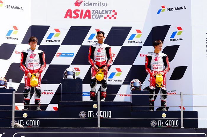 Pembalap Indonesia, Veda Ega Pratama (tengah),di podium kemenangan pada race 2Asian Talent Cup di Sirkuit Mandalika, Lombok, Nusa Tenggara Barat, Minggu (15/10/2023).