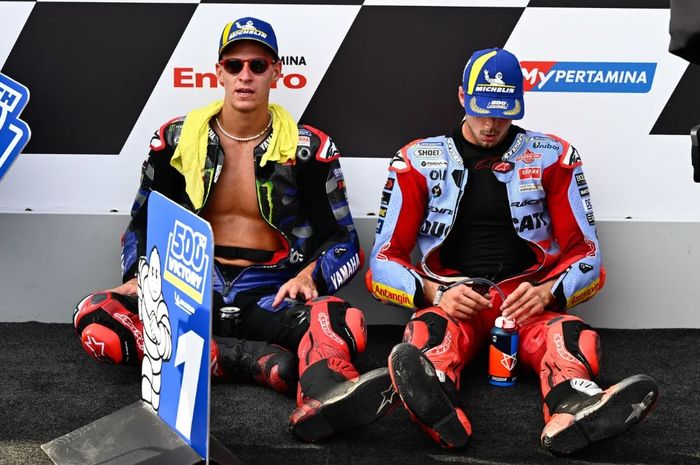 Fabio Quartararo (Monster Eenrgy Yamaha) dan Fabio Di Giannatonio (Gresini) duduk di area parc ferme usai balapan MotoGP Indonesia 2023 di Sirkuit Mandalika, Lombok, Indonesia, Minggu (15/10/2023) 