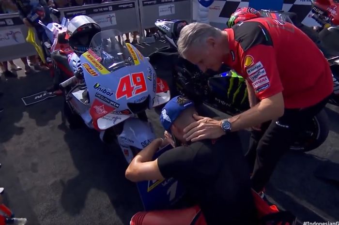 Pembalap Gresini Racing, Fabio Di Giannantonio menangis di parc ferme usai finis keempat pada MotoGP Indonesia 2023 di Sirkuit Mandalika, Lombok, Indonesia, Minggu (15/10/2023). Finis tersebut menjadi hasil terbaiknya di kelas MotoGP