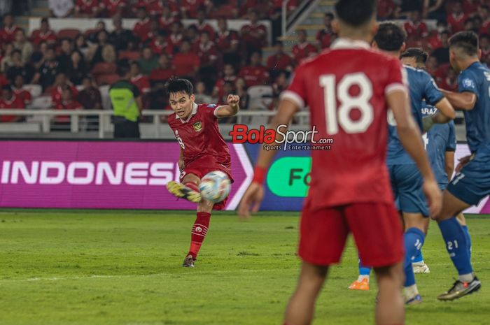 Pemain timnas Indonesia, Witan Sulaeman (kiri), sedang menendang bola saat bertanding di Stadion Utama Gelora Bung Karno, Senayan, Jakarta, Kamis (12/10/2023).