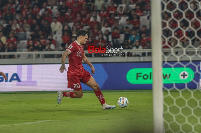 Pemain naturalisasi timnas Indonesia, Shayne Pattynama, sedang menguasai bola saat bertanding di Stadion Utama Gelora Bung Karno, Senayan, Jakarta, Kamis (12/10/2023).