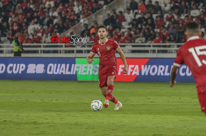 Pemain naturalisasi timnas Indonesia, Sandy Walsh sedang menguasai bola saat bertanding di Stadion Utama Gelora Bung Karno, Senayan, Jakarta, Kamis (12/10/2023).