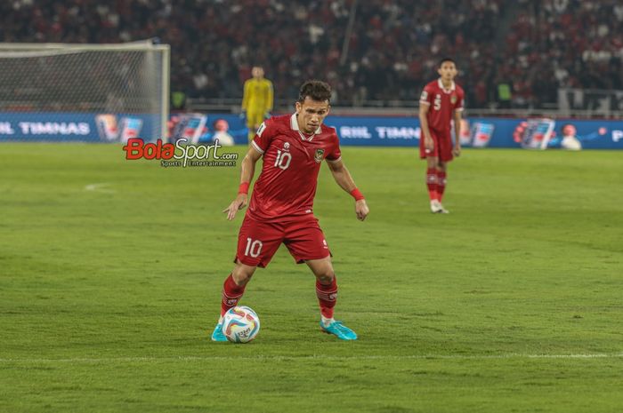 Pemain timnas Indonesia, Egy Maulana Vikri, sedang menguasai bola saat bertanding di Stadion Utama Gelora Bung Karno, Senayan, Jakarta, Kamis (12/10/2023).