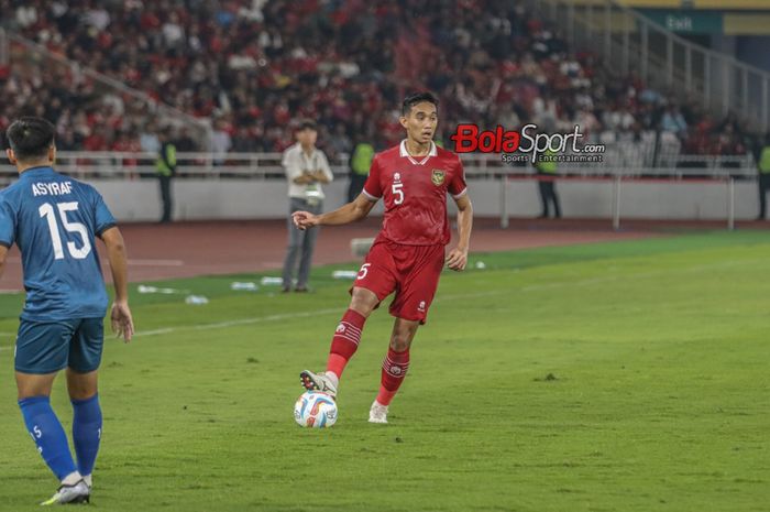 Bek timnas Indonesia, Rizky Ridho, sedang menguasai bola saat bertanding di Stadion Utama Gelora Bung Karno, Senayan, Jakarta, Kamis (12/10/2023).