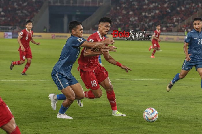 Ramadhan Sananta (kanan) sedang menguasai bola dalam laga Pra Kualifikasi Piala Dunia 2026 antara timnas Indonesia versus timnas Brunei Darussalam di Stadion Utama Gelora Bung Karno, Senayan, Jakarta, Kamis (12/10/2023).