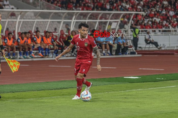 Pemain timnas Indonesia, Saddil Ramdani, sedang menguasai bola saat bertanding di Stadion Utama Gelora Bung Karno, Senayan, Jakarta, Kamis (12/10/2023).