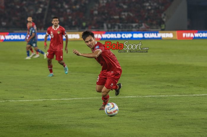 Witan Sulaeman sedang menguasai bola saat bertanding di Stadion Utama Gelora Bung Karno, Senayan, Jakarta, Kamis (12/10/2023).