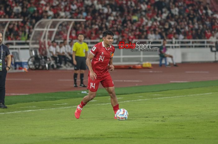 Bek sayap kanan timnas Indonesia, Asnawi Mangkualam Bahar, sedang menguasai bola saat bertanding di Stadion Utama Gelora Bung Karno, Senayan, Jakarta, Kamis (12/10/2023).