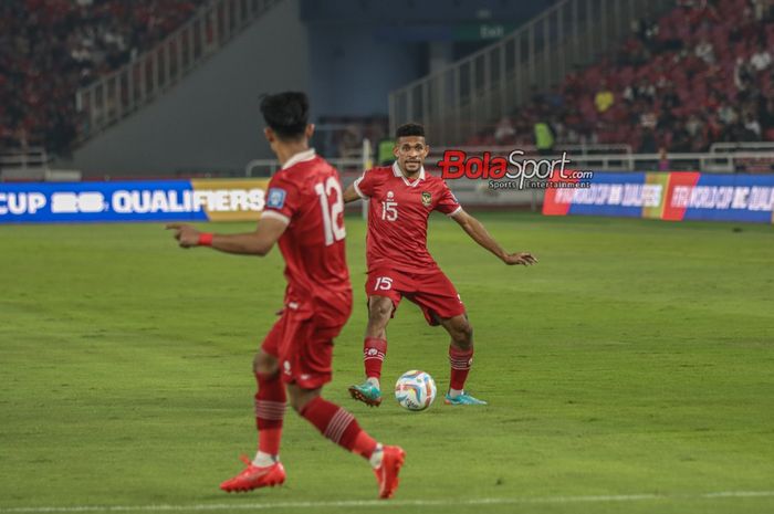 Gelandang timnas Indonesia, Ricky Kambuaya (kanan), sedang menguasai bola saat bertanding di Stadion Utama Gelora Bung Karno, Senayan, Jakarta, Kamis (12/10/2023).