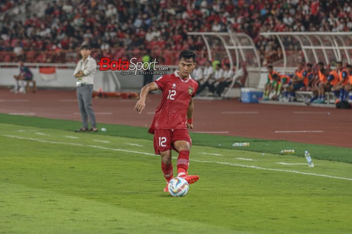 Bek sayap kiri timnas Indonesia, Pratama Arhan, sedang menguasai bola saat bertanding di Stadion Utama Gelora Bung Karno, Senayan, Jakarta, Kamis (12/10/2023).