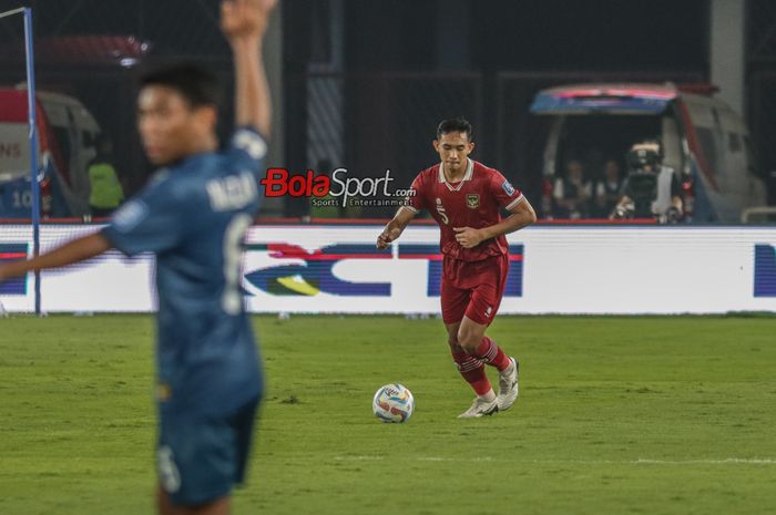 Bek timnas Indonesia, Rizky Ridho (kanan), sedang menguasai bola saat bertanding di Stadion Utama Gelora Bung Karno, Senayan, Jakarta, Kamis (12/10/2023).