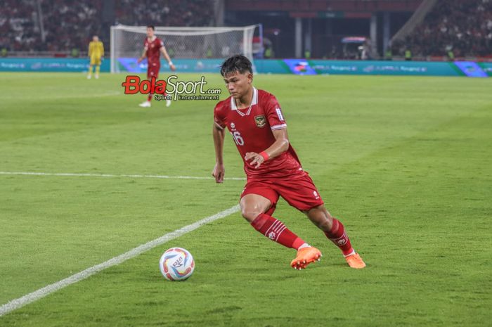 Penyerang timnas Indonesia, Hokky Caraka, sedang menguasai bola saat bertanding di Stadion Utama Gelora Bung Karno, Senayan, Jakarta, Kamis (12/10/2023).