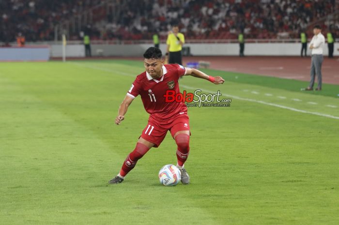 Penyerang timnas Indonesia, Dendy Sulistyawan, sedang menguasai bola saat bertanding di Stadion Utama Gelora Bung Karno, Senayan, Jakarta, Kamis (12/10/2023).