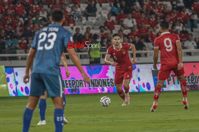 Pemain naturalisasi Timnas Indonesia, Sandy Walsh (tengah), mengaku senang usai dikunjungi pelatih Shin Tae-yong.