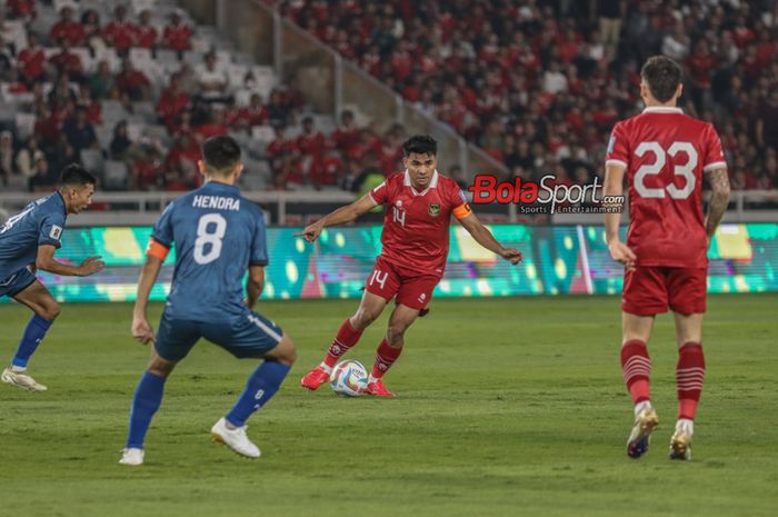 Bek sayap kanan timnas Indonesia, Asnawi Mangkualam Bahar (tengah), sedang menguasai bola saat bertanding di Stadion Utama Gelora Bung Karno, Senayan, Jakarta, Kamis (12/10/2023).